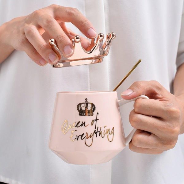 Mug with crown-shaped lid in cute design